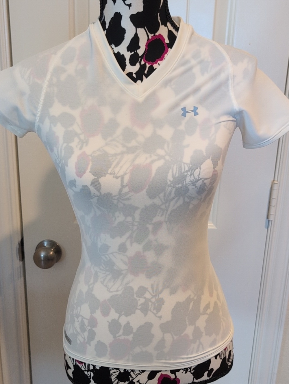 NWT Under Armour HeatGear UA Metal Mesh Back V-Neck Women's SM